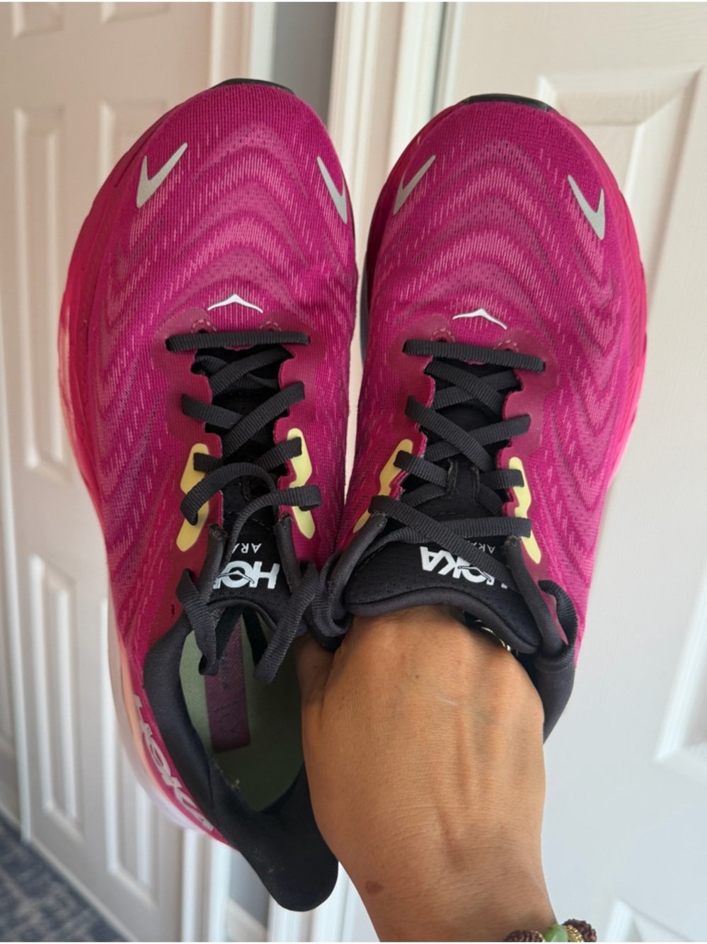 Hoka Arahi 6 Running Shoes Festival Fuchsia/Ibis
Rose Size: 9.5B - Picture 10 of 12